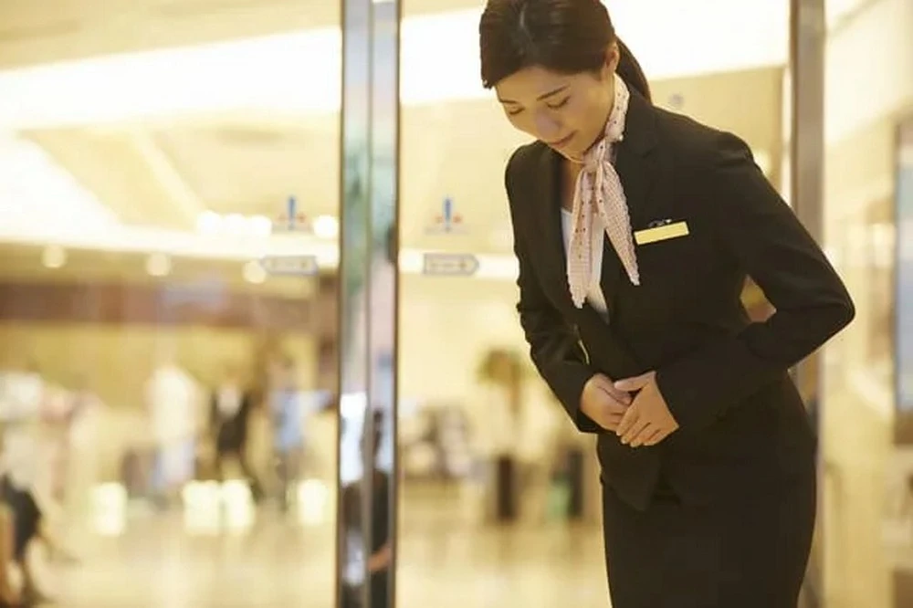 Dịch vụ khách sạn có yêu cầu rất cao về phong cách, thái độ phục vụ nên con người là yếu tố hàng đầu trong việc lựa chọn nhân sự.